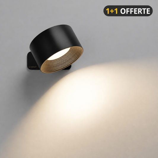 Applique LumiTouch noire allumée sur un mur beige