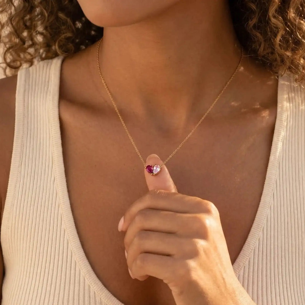 Collier Veria porté, pierre rubis et pierre rose formant un cœur