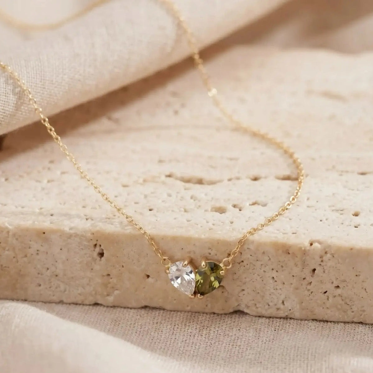 Collier Veria posé sur une pierre claire