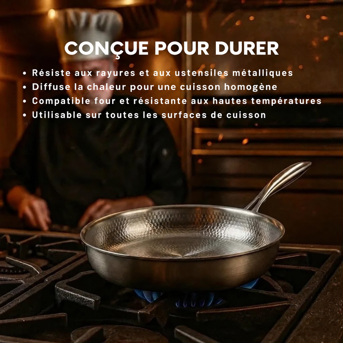 Poêle en titane sur une cuisinière à gaz