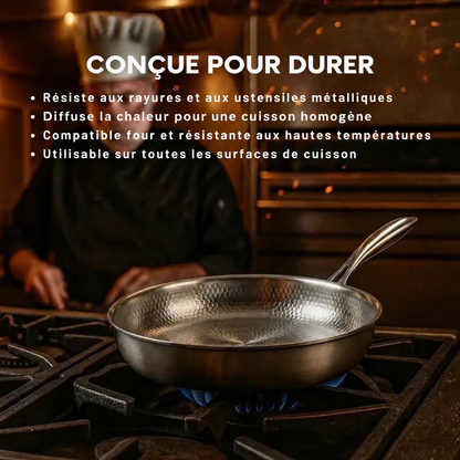 Poêle en titane sur une cuisinière à gaz