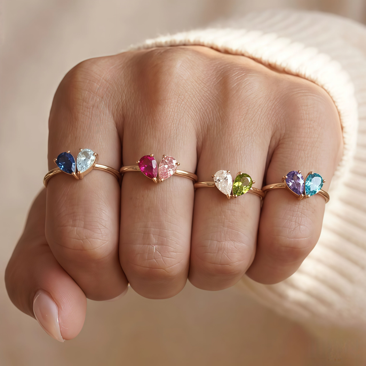 Quatre bagues Veria portées sur un poing, pierres de couleurs différentes