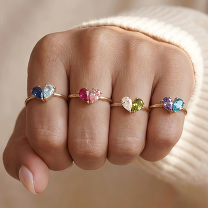 Quatre bagues Veria portées sur un poing, pierres de couleurs différentes