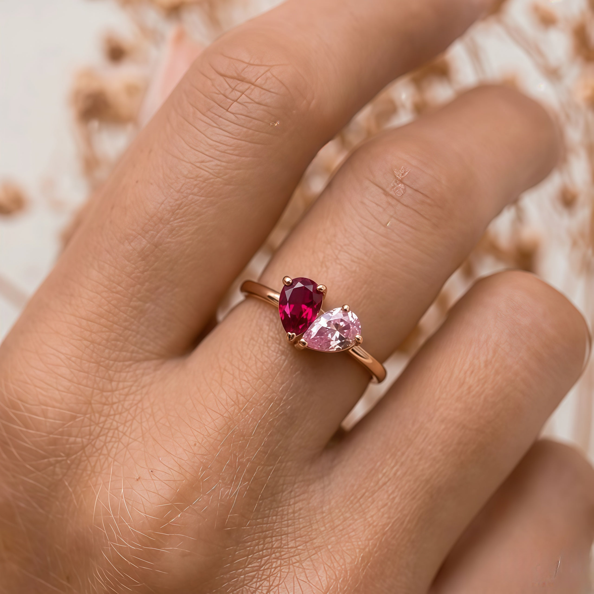 Bague Veria rubis et rose portée à la main