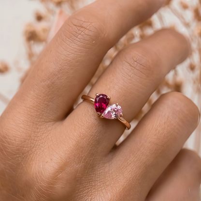 Bague Veria rubis et rose portée à la main