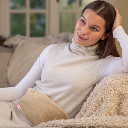 Femme portant une housse crème sur un canapé