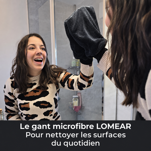 Gant microfibre noir utilisé sur un miroir