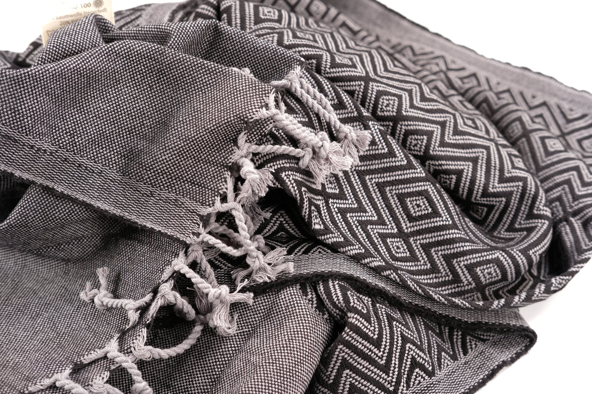 Tissage et franges gris et noirs