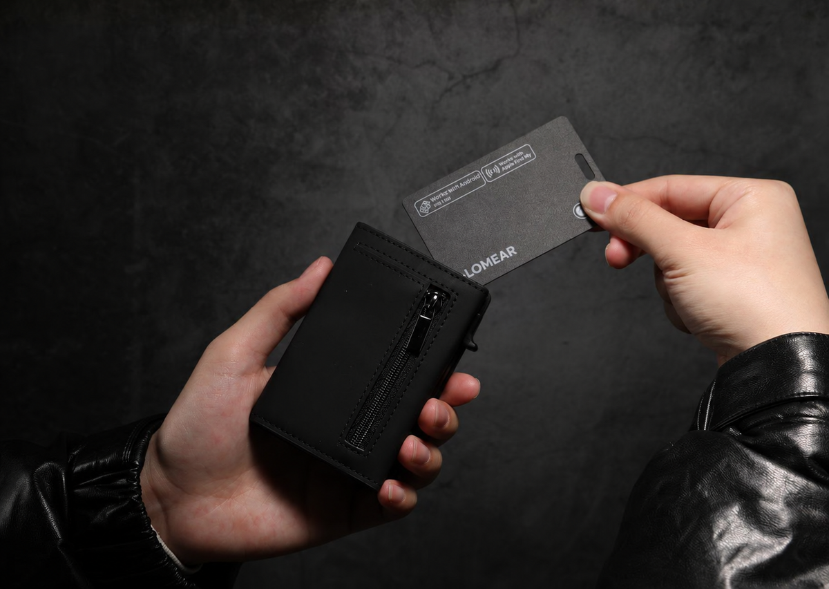 Main présentant une carte extraite du portefeuille Prime noir