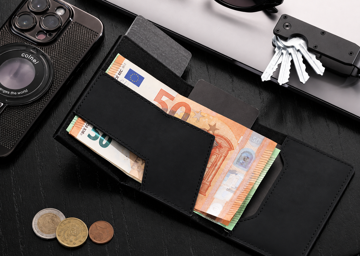 Portefeuille Prime ouvert avec billets, cartes et monnaie sur un bureau