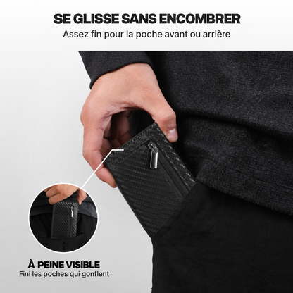 Portefeuille Prime carbone glissé dans une poche de pantalon