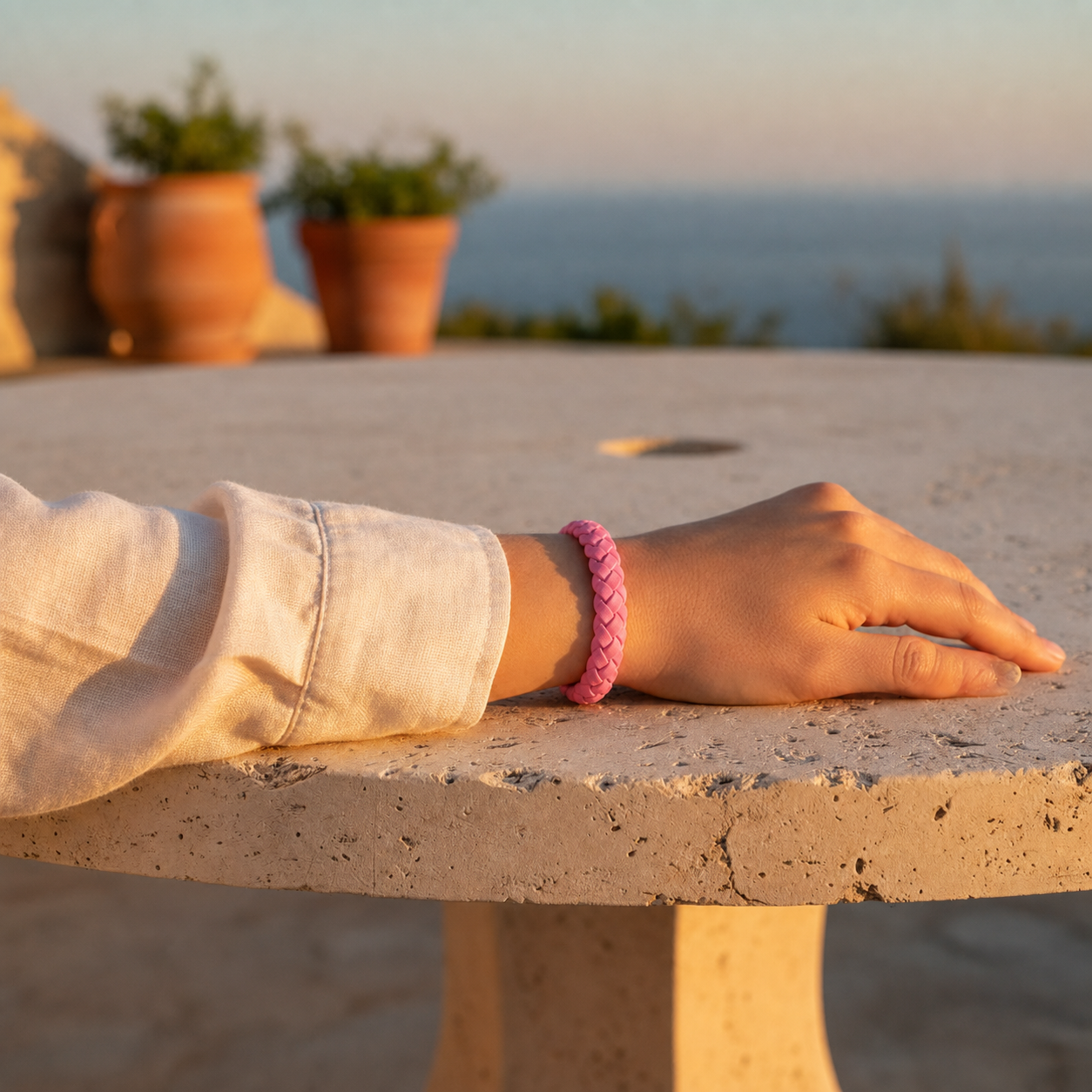Bracelet MoustiZen tressé au poignet sur une terrasse d'été